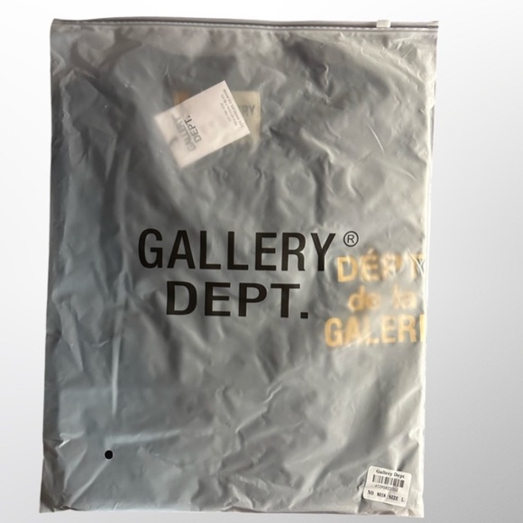 DEPT Black T-Shirt with Yellow Print
Vintage black oversized - Picture 4 of 4